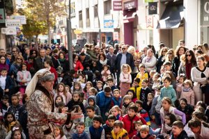 La calle Reyes Católicos llena de gente esta mañana.
