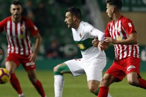 Una jugada del partido en Elche.