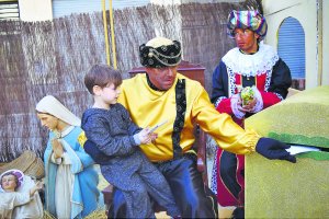 El cartero real recoge las cartas de los niños de Gádor antes de la llegada de Sus Majestades.