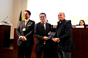 Alberto Cerezuela, director de Círculo Rojo, recogiendo el premio.
