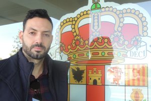 El gran colocador del Unicaja posa para LA VOZ en la puerta del Palacio con el escudo de Almería.