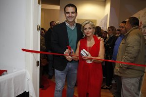 Ramón Fernández-Pacheco y Mónica Ruiz, cortando la cinta.