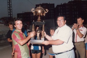 Levantando una copa con el expresidente Paco Pérez.