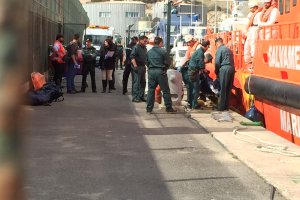 Llegada de los cuerpos de tres fallecidos en una patera al Puerto de Almería
