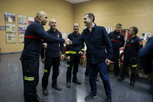 El alcalde de Almería, durante su visita a los bomberos en Nochebuena