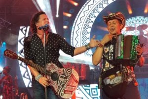 Carlos Vives acompañado por Egidio Cuadrado.