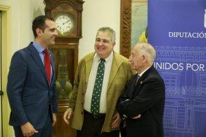 Representantes de Diputación, el Ayuntamiento y el Colegio de Abogados durante el acuerdo.