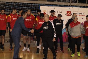 Fernández-Pacheco saludando a Jordi Ribera.