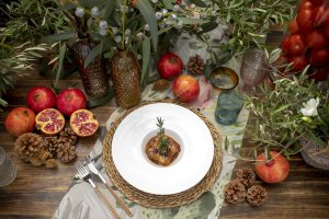 Recomiendan  seleccionar para la ocasión  mantelería, cubertería y vajilla.