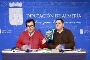 aNTONIO rODRÍGUEZ, diputado de Cultura, y Francisco Alonso (IEA), presentan el libro. La voz