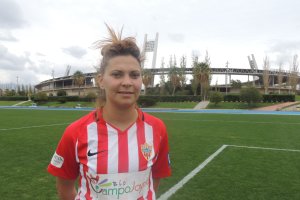 Anita París posa para LA VOZ en la hierba del campo Anexo.
