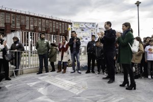 Los padres de Gabriel descubrieron la placa conmemorativa junto al alcalde.