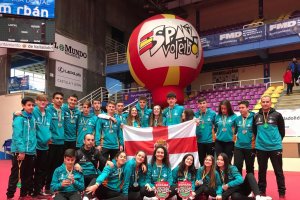 Los equipos juvenil masculino y femenino tras un gran campeonato.