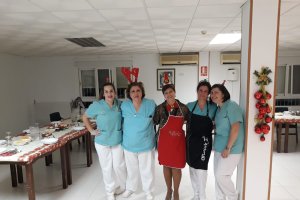 Las trabajadoras de la residencia de la tercera edad La Purísima cuidan hasta el más mínimo detalle en estas fiestas.