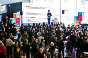 Juan josé Tara   explicando las múltiples aplicaciones de su microchip en el centro de innovación de Estocolmo.