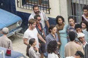 Gal Gadot (de gris) y Chris Pine (con camiseta blanca), rodando en la calle Cruces Bajas de la capital