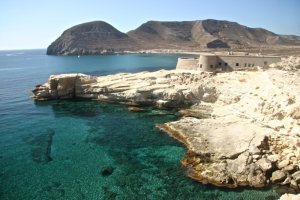 Vista del Playazo con el Castillo de San Ramón en primer plano.