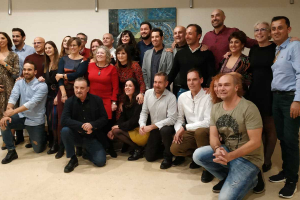 Los nadadores posan tras el brindis.