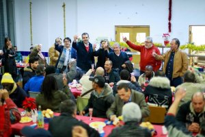 El alcalde brinda con los usuarios del Centro Municipal de Acogida.
