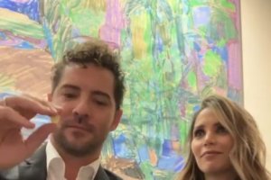 David Bisbal y Rosanna Zanetti en el momento de comerse las uvas.