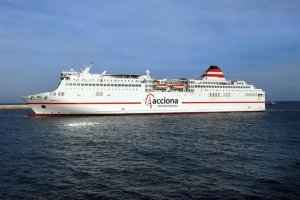 La compañía marítima Acciona Trasmediterránea realiza el trayecto Melilla-Almería.