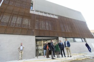 así es el edificio en el exterior con acero corten en una doble piel.
