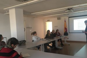 Lola Gómez Ferrón impartiendo cursos.