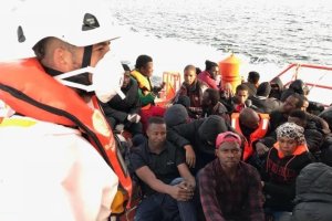 Imagen de archivo de una patera rescatada en el mar de Alborán.