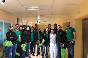 La plantilla de Unicaja en el Hospital de Torrecárdenas.