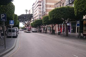 Muchos de los comercios del Paseo de Almería ya están en rebajas.