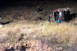 El vehículo volcado tras caer por un barranco, en una imagen de Bomberos del Levante.