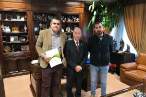 Gabriel Amat, en el centro, con los representantes de Aprogc.