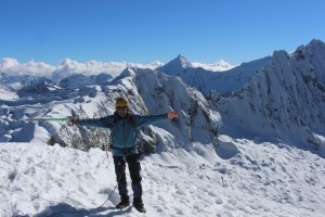 El montañero celebra en la cima.