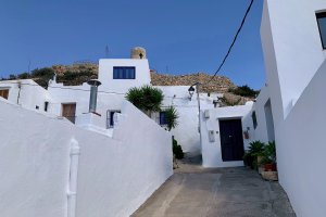 Hola.com destaca sus casas blancas.