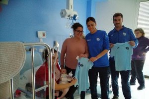 Los jugadores de todas las secciones estuvieron repartiendo regalos.