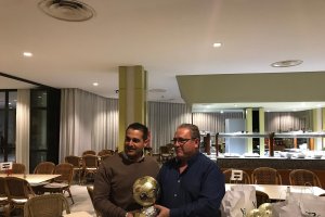 Vicente Puertas recibiendo la distinción.