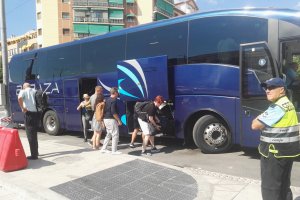 Trasbordo en bus en la estación de tren de Granada.