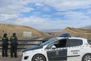 La Guardia Civil auxilió al atropellado.