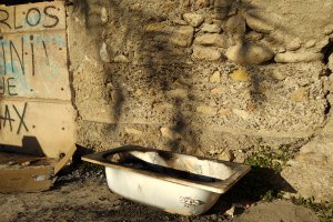 Una mancha negra ha aparecido en el lugar donde anoche se encendía una hoguera.