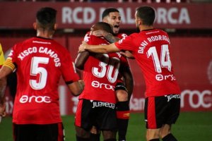 Los jugadores del Real Mallorca celebrando un gol.