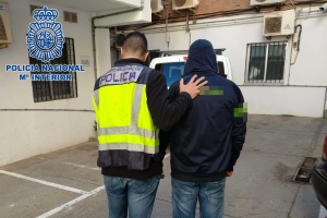 Un policía traslada al detenido