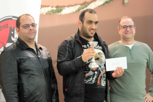 El ganador con su premio.