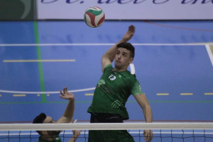 Macarro en acción de remate.