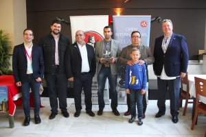 El ganador con la organización y J. J. Rubí.