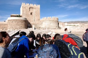 Imagen de archivo de una visita guiada por el Conjunto Monumental de La Alcazaba.