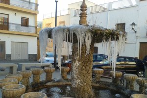 La fuente de la plaza de Abrucena con témpanos de hielo, en una imagen de 2012.