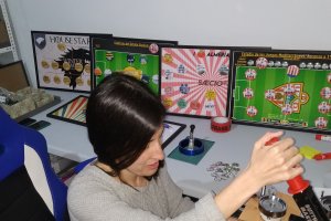 Cecilia Lorenzo se dedica a la fabricación de las chapas y al trato con clientes y proveedores.