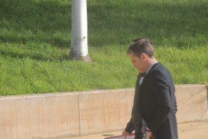 Miguel Ángel Corona, pensativo.