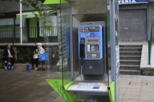 Un viejo  teléfono público instalado en una calle de Almería ya casi sin uso.
