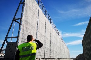 Instalación de la pantalla atrapa polvo en el muelle de Pechina